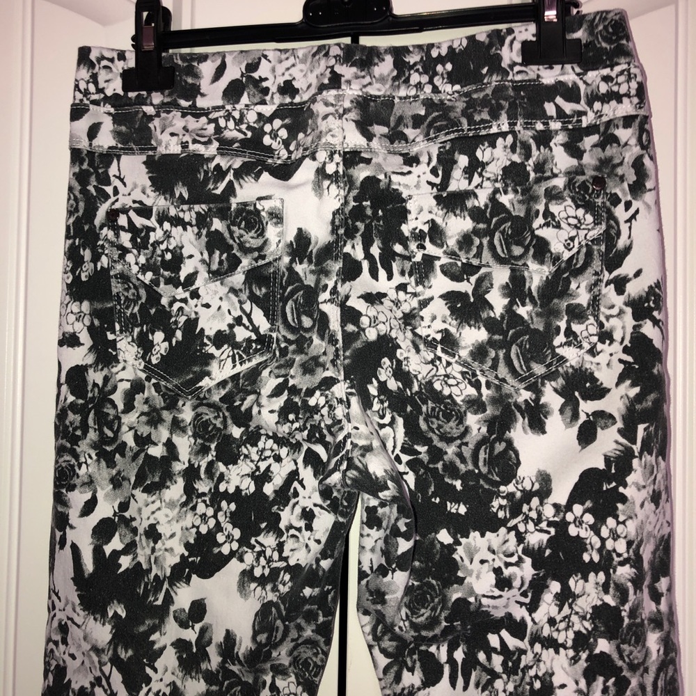 Black & white floral print jean leggings